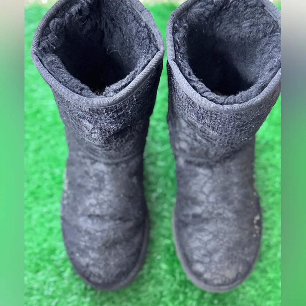 UGG Classic Low Boots w‎ Embroidery #1018615 - Rare! Size 9